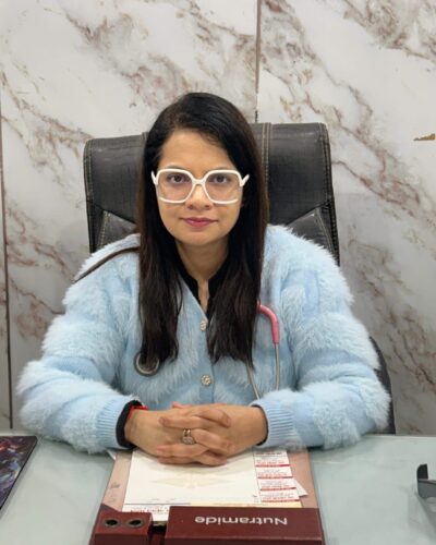 Dr. Gunjan Patel top pediatrician in Jaunpur sitting in her cabin with stethoscope around her neck.