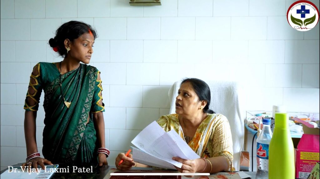 Dr. Vijay Laxmi Patel best gynecologist in Jaunpur talking to her patient.